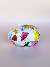 Load image into Gallery viewer, Blomster Påskägg – Floral Easter tin egg
